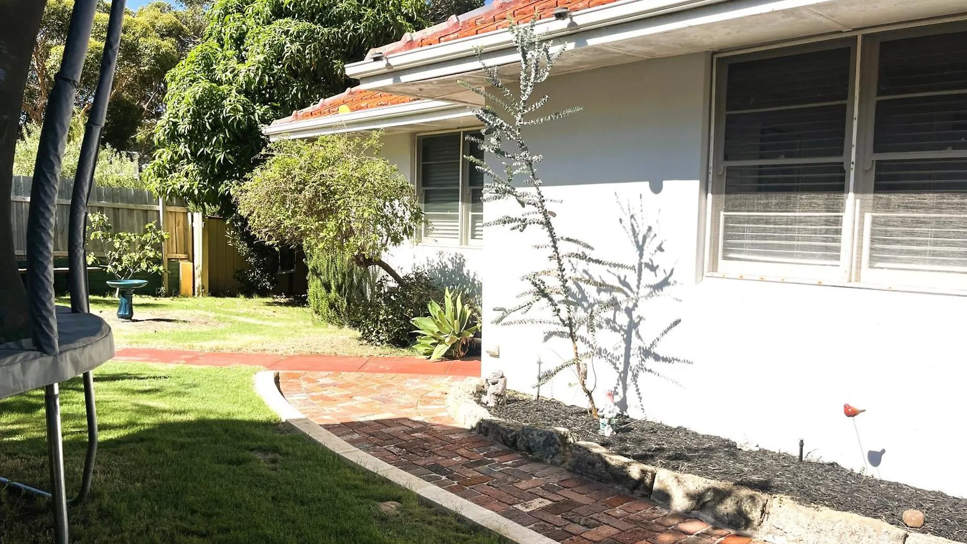 2 Cute Cosy Cottage Garden 2Brms Perth
